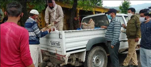 पुंछ जिले में नियंत्रण रेखा के निकट बसे गांव सलोत्री में बहरी राज्यों से आए कामगारों को जिला प्रशासन के अधिकारी राशन प्रदान करते